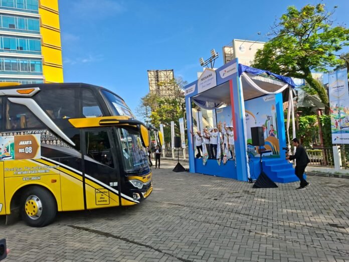 Komisaris Independen PT Pertamina (Persero) Condro Kirono bersama jajaran managemen PT Pertamina saat melepas armada bus Arus Balik Mudik Bareng Pertamina di Semarang, Sabtu (28/03/2026). (Foto : Dok JN)