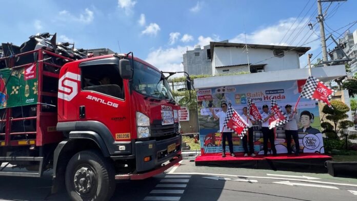 Ronaldo Widjaja Region Head Astra Motor Jateng, Antok Yuniarso General Manager Honda Customer Care Center (HC3) Division AHM, dan Yusuf Nugroho Direktur Sarana dan Keselamatan Transportasi Jalan Kementerian Perhubungan beserta jajarannya melakukan pelepasan para pemudik dan truk pengangkut motor dari Kantor Wilayah Main Dealer Astra Motor Jateng Kota Semarang menuju ke Jakarta pada hari ini 28/03/2026. (Foto : Dok Honda)