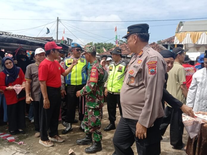 Polres Demak melakukan pantuan di lokasi wisata dan pusat perbelanjaan yang mengalami lonjakan pengunjung, Sabtu (28/3/2026). (Foto : Sam)