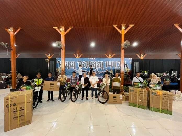 Owner D'Gondangrejo Resto & Resort, KPH Dr. Katno Hadi menyerahkan doorprize kepada karyawannya. (Foto : Istimewa)