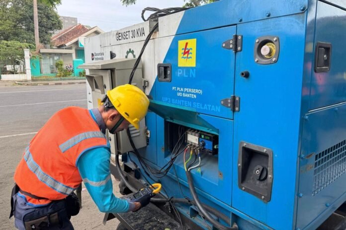 Petugas PLN saat melakukan pengecekan genset di Masjid Agung Al A’raaf, Rangkasbitung, Lebak, Banten. Langkah ini menjadi bagian dari pengamanan berlapis untuk mendukung kelancaran pelaksanaan Salat Idulfitri 1447 H. (Foto : Dok PLN)