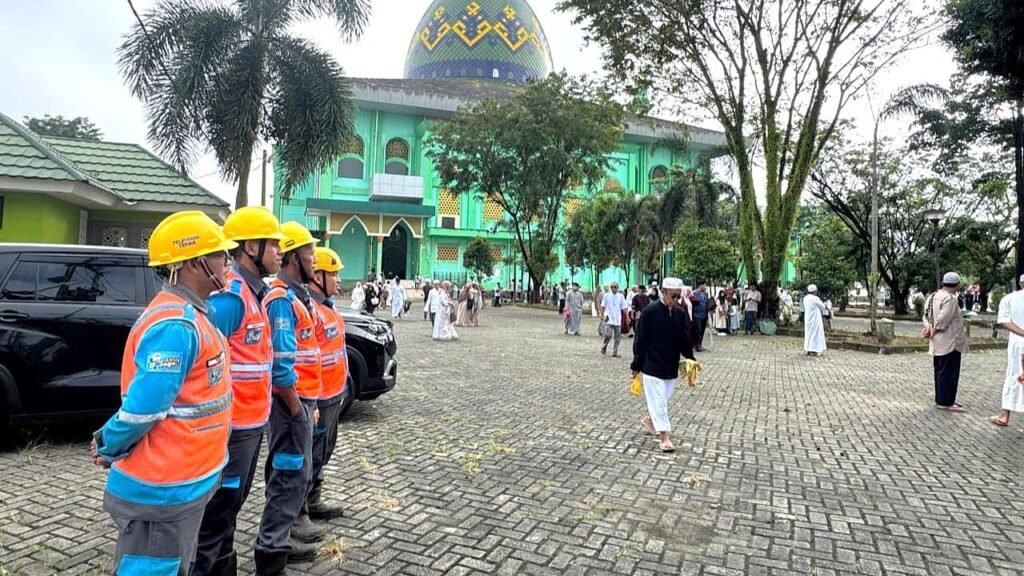 Potret petugas PLN saat bersiaga di salah satu masjid di Banjarbaru, Kalimantan Selatan untuk memantau keandalan listrik saat masyarakat melaksanakan Salat Idulfitri 1447 Hijriah. (Foto : Dok PLN)