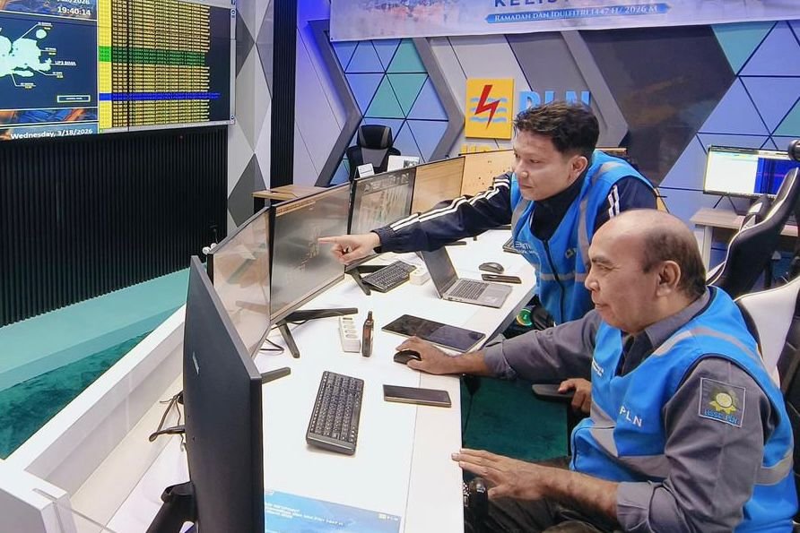 Petugas _dispatcher_ siaga 24 jam memantau keandalan operasi sistem kelistrikan di ruang Distribution Control Center (DCC) PLN Unit Pelaksana Pengatur Distribusi (UP2D) Nusa Tenggara Barat untuk mendukung aktivitas masyarakat berjalan lancar dalam perayaan Idulfitri 1447 Hijriah. (Foto : Dok PLN)