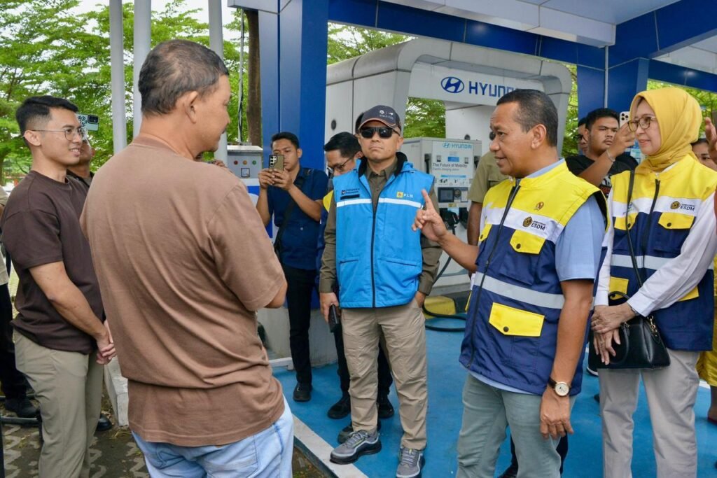 Menteri Energi dan Sumber Daya Mineral (ESDM), Bahlil Lahadalia (kedua dari kanan) saat menyapa pengguna kendaraan listrik yang sedang melakukan pengisian daya di SPKLU Rest Area KM 519B, Sragen, Jawa Tengah, Kamis (26/3). (Foto : Biro KLIK Kementerian ESDM)