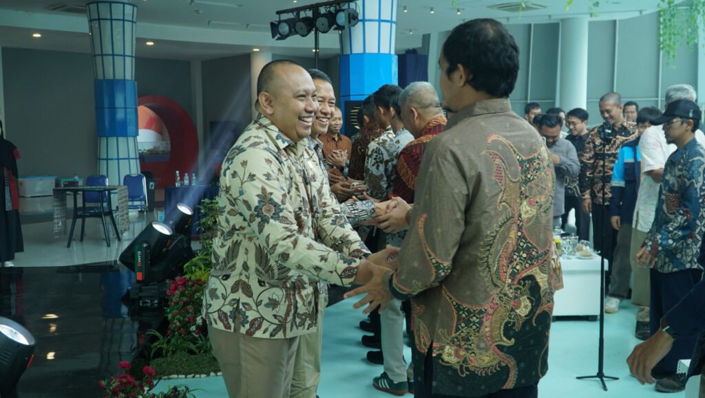 General Manager PLN UIK Tanjung Jati B, Andi Makkasau, menyampaikan sambutannya dalam acara halal bi halal PLN UIK Tanjung Jati B. (Foto : Dok PLN)