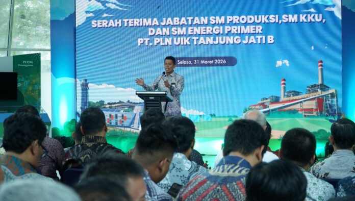 General Manager PLN UIK Tanjung Jati B, Andi Makkasau, menyampaikan sambutannya dalam acara Pisah Sambut Senior Manager. (Foto : Dok PLN)