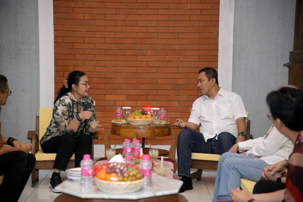 Wali Kota Semarang, Agustina Wilujeng beserta kepala Organisasi Perangkat Daerah (OPD) melaksanakan kegiatan silaturahmi dan halal bihalal ke kediaman para mantan Wali Kota Semarang, yakni Sukawi Sutarip, Soemarmo HS dan Hendrar Prihadi. (Foto : Dok Pemkot Semarang)