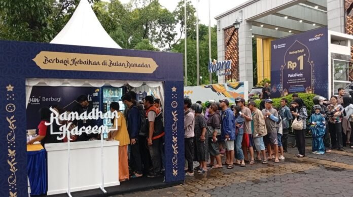Bank Mandiri menyediakan paket berbuka puasa di Gerai Takjil yang bisa ditebus Rp1 dengan menggunakan Livin’ by Mandiri di Menara Mandiri Surakarta. (Foto : Dok Bank Mandiri)
