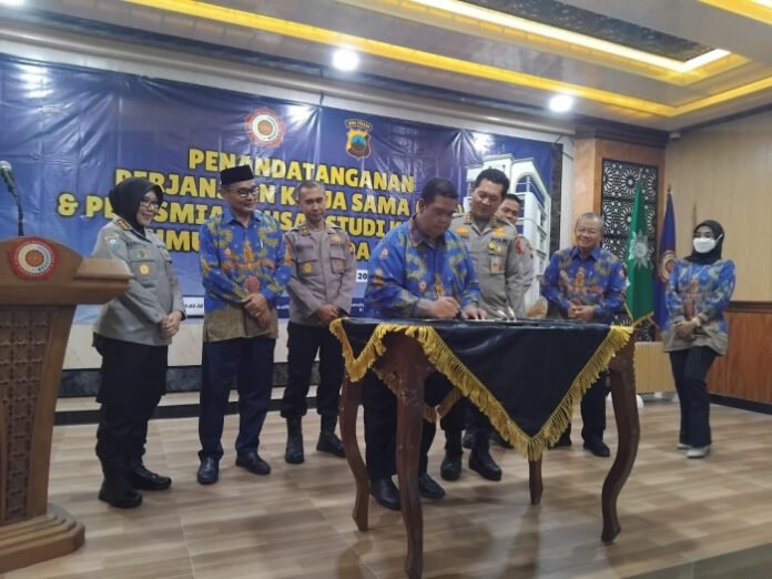 Wakil Rektor II UMUKA Sarilan M Ali bersama Karo SDM Polda Jateng Kombes Pol Noviana Tursanurohmad menandatangani perjanjian kerja sama bidang pendidikan. 