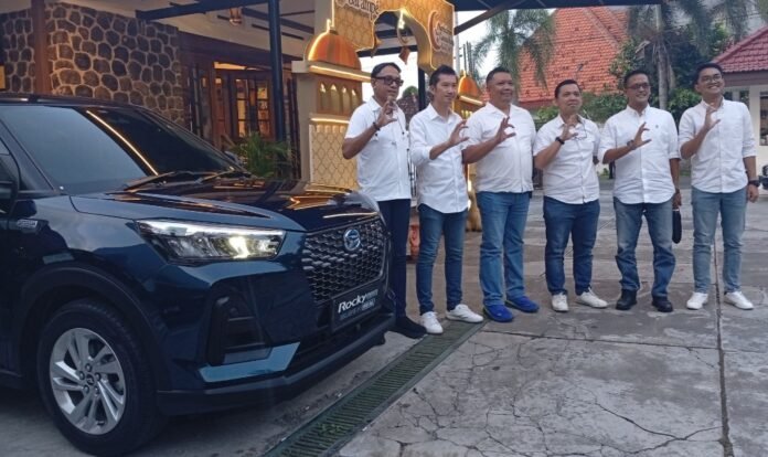 Andi Widyastono ( Area Service Coordinator Astra Daihatsu Jateng-Bali ), Bayu Aryana Putra ( Operation Manager Karya Zirang Utama ) dan Haryan Susanto ( Brand Manager Astra Daihatsu Semarang ) berfoto bersama, Senin (09/03/2026). (Foto : Dokumen)