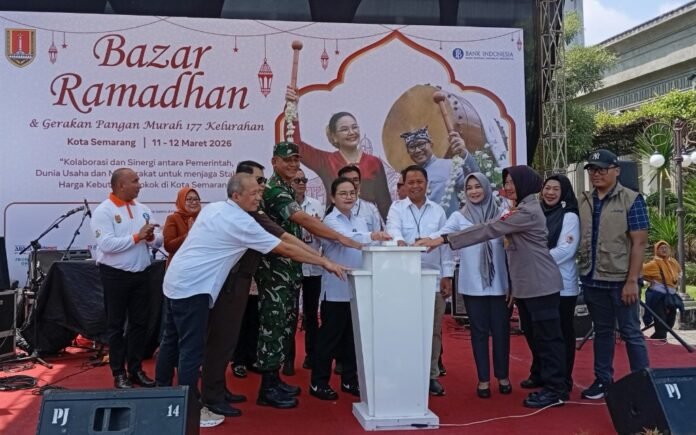 Kepala Kantor Perwakilan Bank Indonesia Provinsi Jateng M. Noor Nugroho bersama Wali Kota Semarang Agustina Wilujeng membuka Gerakan Pangan Murah di halaman Balaikota Semarang, Rabu,(11/3/2026). (Foto : Dok JN)