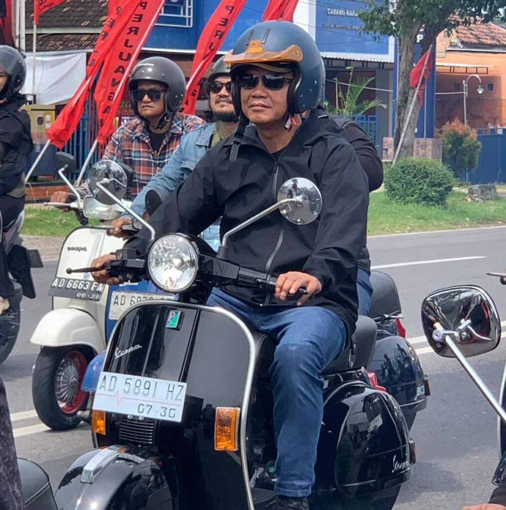 Ketua DPRD Jateng Sumanto saat mengendarai sepeda motor belum lama ini. (Foto : Dok DPRD JATENG)