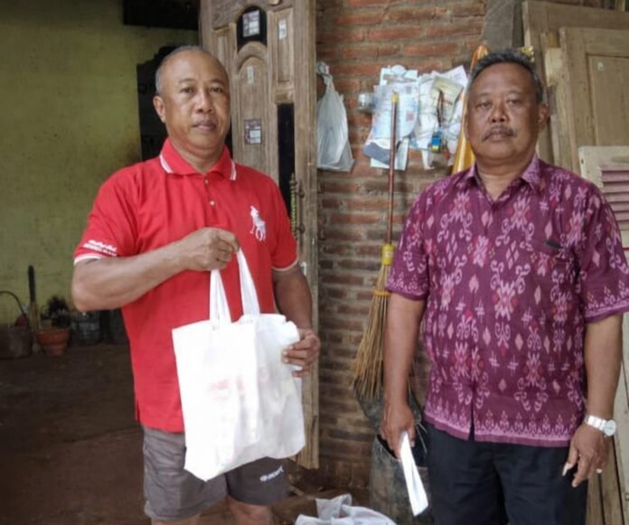 Penyerahan bantuan paket sembako kepada warga desa Bondo. (Foto : Dok PLN)