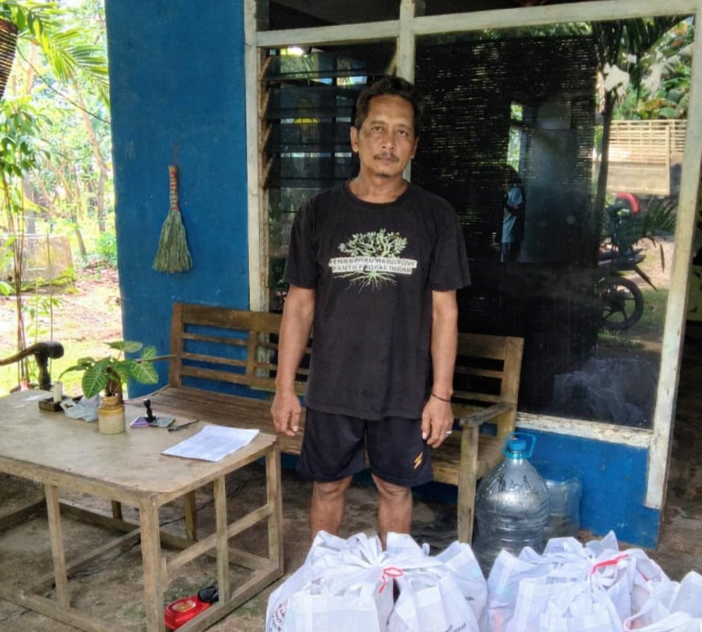 Penyerahan bantuan paket sembako kepada warga desa Bondo. (Foto : Dok PLN)