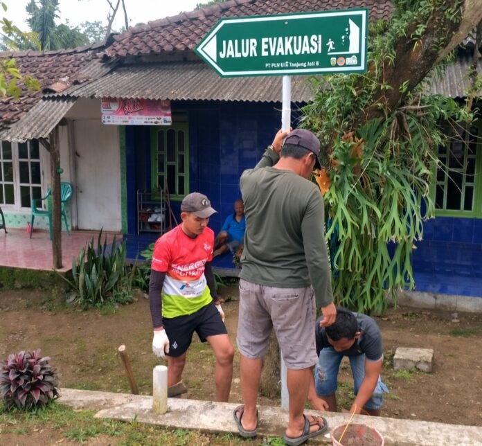 Pemasangan Rambu Mitigasi Bencana Di Desa Somosari dari PLN UIK Tanjung Jati B. (Foto : Dok PLN)