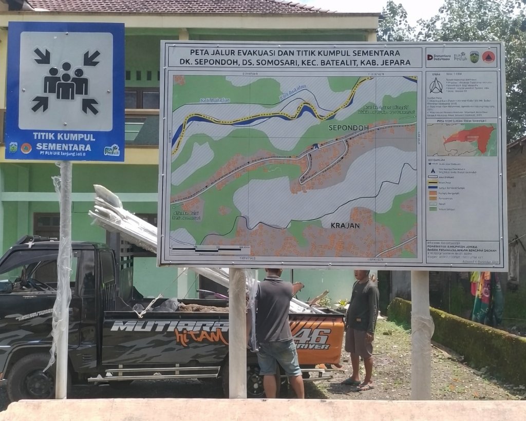 Pemasangan Rambu Mitigasi Bencana Di Desa Somosari dari PLN UIK Tanjung Jati B. (Foto : Dok PLN)