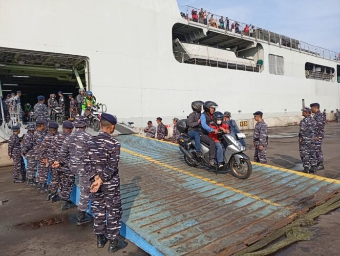 Program mudik gratis melalui jalur laut yang digelar TNI Angkatan Laut menggunakan Kapal Perang Republik Indonesia KRI Banda Aceh-593. (Foto : Dok JN)
