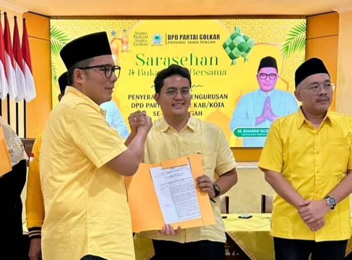Ketua DPD Partai Golkar Ilyas Akbar Almadani secara resmi menerima SK kepengurusan. (Foto : Istimewa)