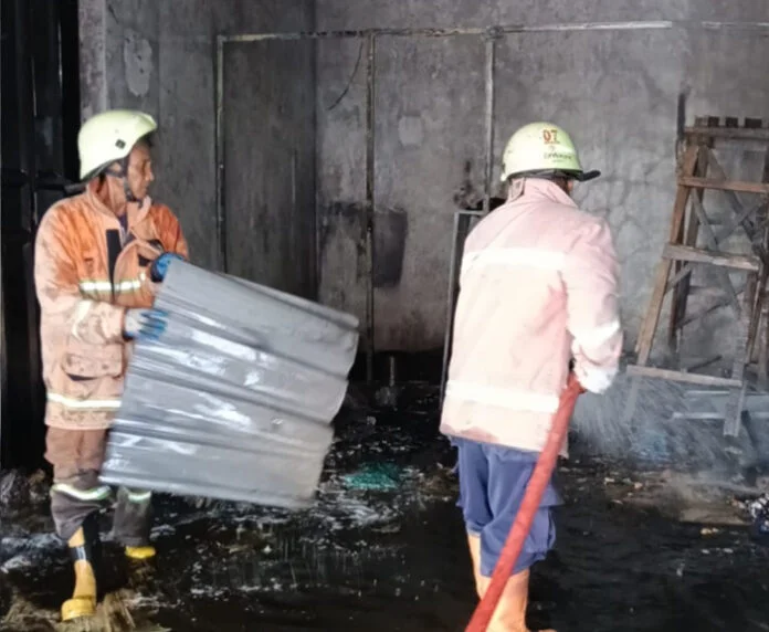 Petugas Damkar Sragen saat memadamkan api.