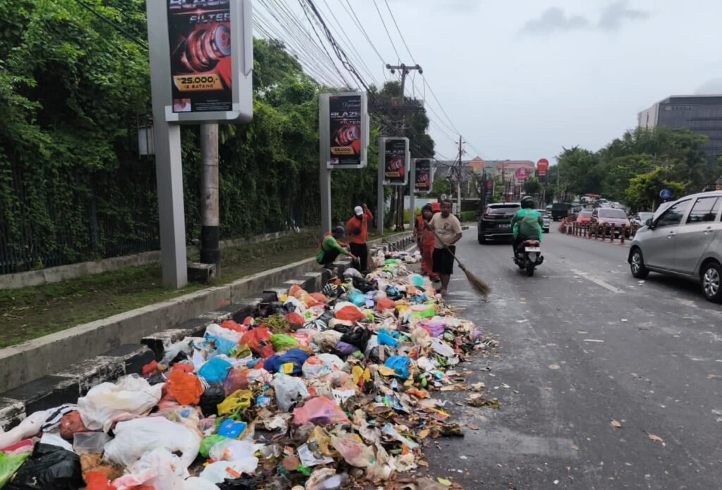 Tumpahan sampah yang berceceran di sekitar Jalan Sultan Agung, di dekat pertigaan pos polisi, sebagaimana unggahan yang viral di media sosial Selasa (24/3/2026). (Foto : Dok Pemkot Semarang)