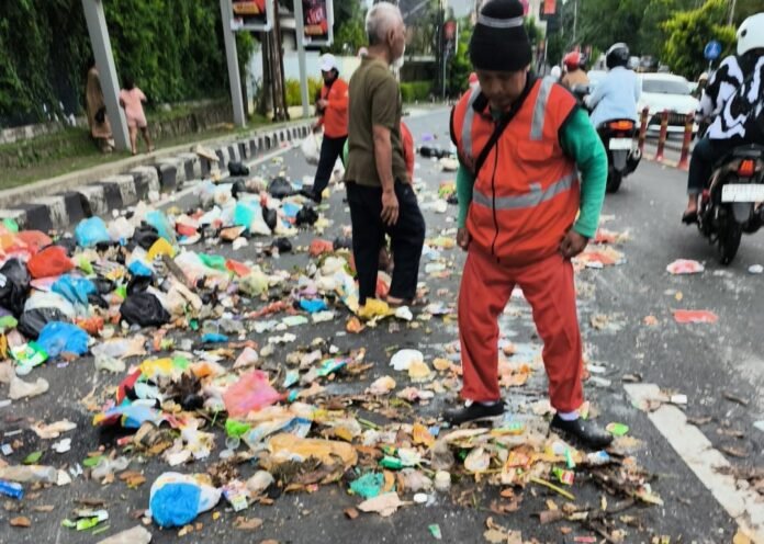 Tumpahan sampah yang berceceran di sekitar Jalan Sultan Agung, di dekat pertigaan pos polisi, sebagaimana unggahan yang viral di media sosial Selasa (24/3/2026). (Foto : Dok Pemkot Semarang)