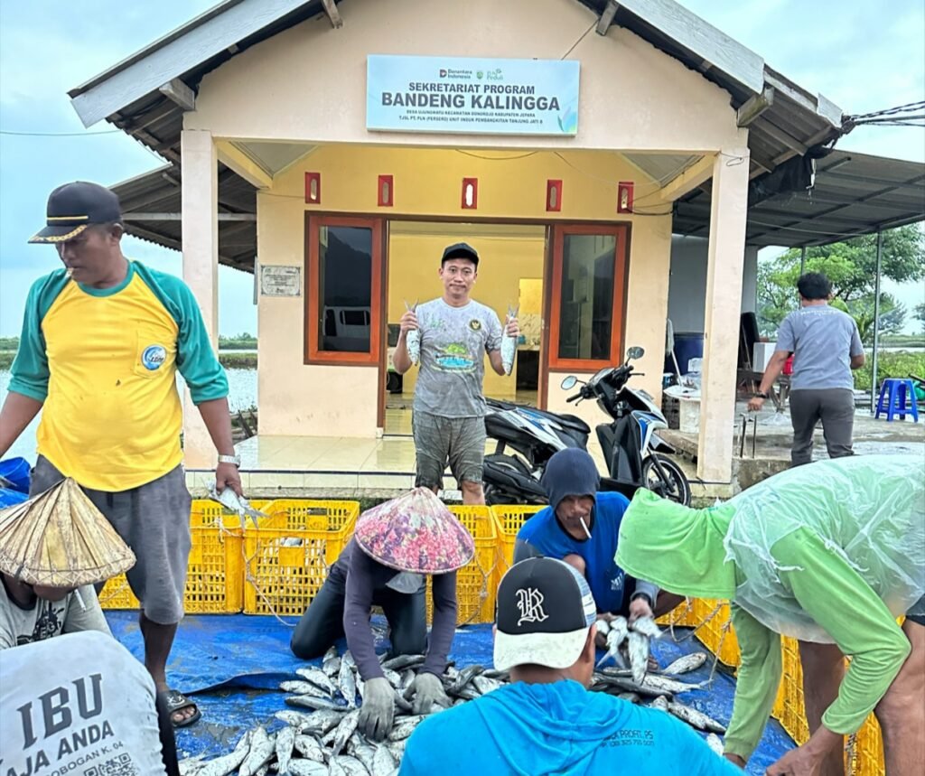 Tim TJSL PLN UIK Tanjung Jati B melakukan monitoring progres program rumah pakan mandiri yang dikelola oleh Koperasi Bala Kalingga Jaya di Desa Ujungwatu, Kabupaten Jepara. (Foto : Dok PLN)