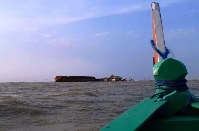 Kapal Tongkang sayung demak