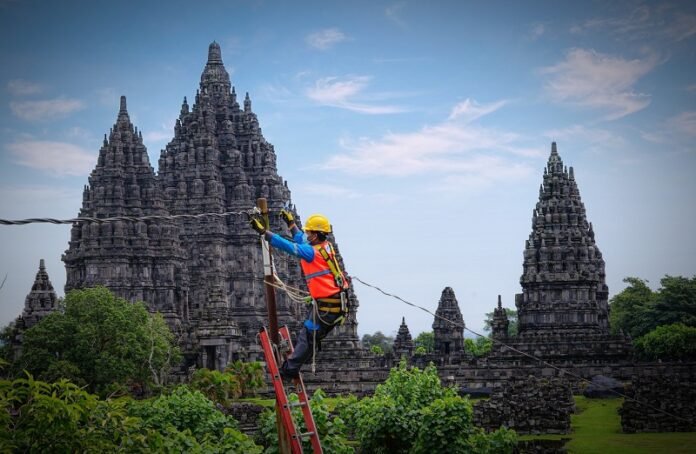 Petugas memperbaiki layanan jaringan listrik