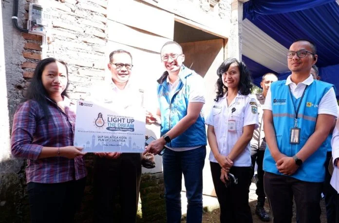 PLN Jateng-DIY memberikan sambungan listrik gratis