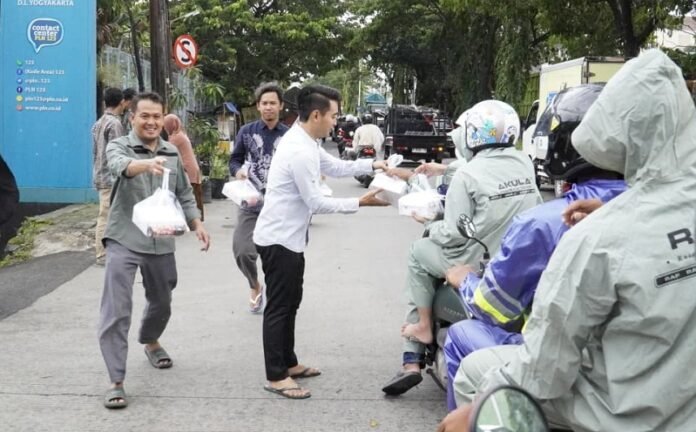 PLN UP2D Jateng bagi takjil