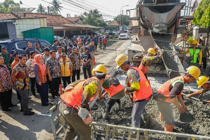 Gubernur Jateng Ahmad Luthfi ketika melakukan pengecekan perbaikan jalan Gubernur Jateng Ahmad Luthfi ketika melakukan pengecekan perbaikan jalan
