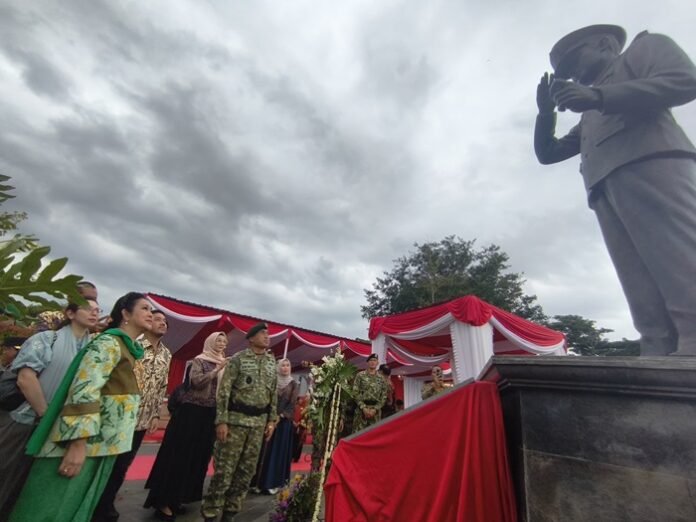 Pangdivif 2 Kostrad Mayjen TNI Primadi Saiful Sulun bersama Titik Hediati, meresmilan patung Soeharto di Brigif 6/TSB.