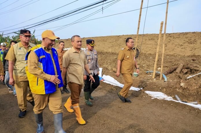 Gubernur Jateng Ahmad Luthfi ketika meninjau perbaikan tanggul