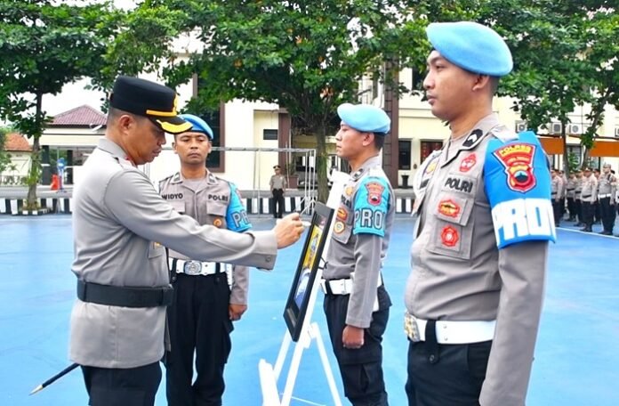 Kapolres Karanganyar AKBP Arman Sahti mencopot foto Bripka Hajar Dwi Nugroho dalam upacara PTDH terhadap yang bersangkutan.