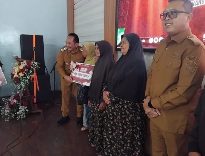 Bupati Karanganyar Rober Christanto didampingi Wakil Bupati Adhe Eliana menyerahkan THR secara sombolis kepada warga.