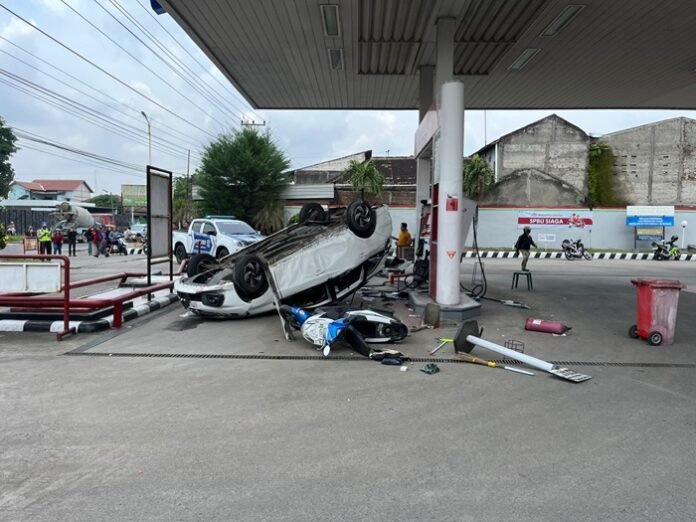 Mobilio yang terguling di SPBU Bener Sragen