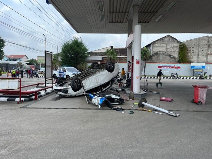 Mobilio yang terguling di SPBU Bener Sragen Mobilio yang terguling di SPBU Bener Sragen