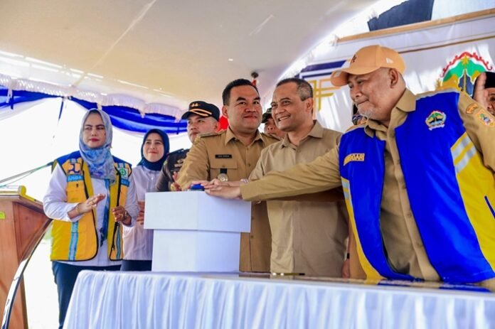Gubernur Jateng Ahmad Luthfi resmikan embung di Blora