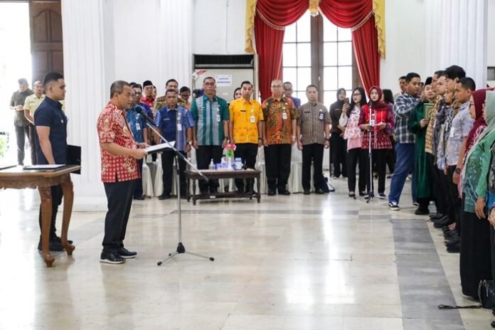 Gubernur Jateng Ahmad Luthfi ketika Pelantikan dan Penyerahan SK Kepala Sekolah serta Jabatan Fungsional PNS dan PPPK di Wisma Perdamaian, Kota Semarang