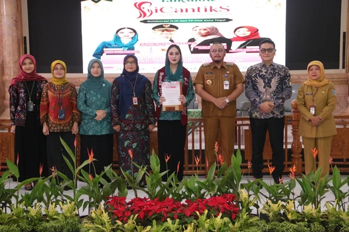 Wali Kota Tegal bersama OJK Tegal Wali Kota Tegal bersama OJK Tegal