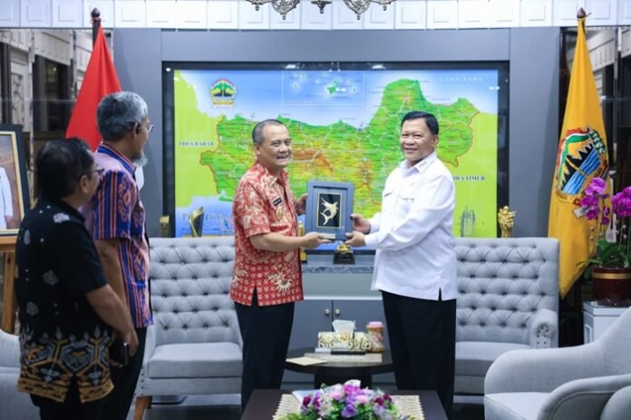 Gubernur Jateng Ahmad Luthfi dan Kepala Badan Otorita Pengelola Pantura Jawa (BOPPJ) Didit Herdiawan Asha ketika audiensi