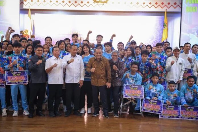 Gubernur Jateng Ahmad Luthfi dan atlet berprestasi