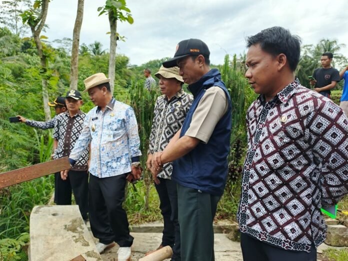 Wakil Bupati Brebes Wurja meninjau langsung jembatan