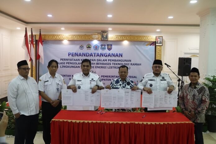 Pejabat berfoto bersama usai tanda tangan pembangunan PSEL