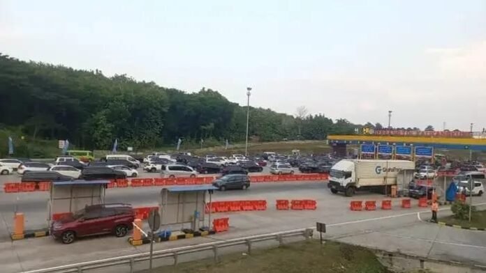 Arus mudik di gerbang Tol Kali Kangkung Semarang tahun 2025.