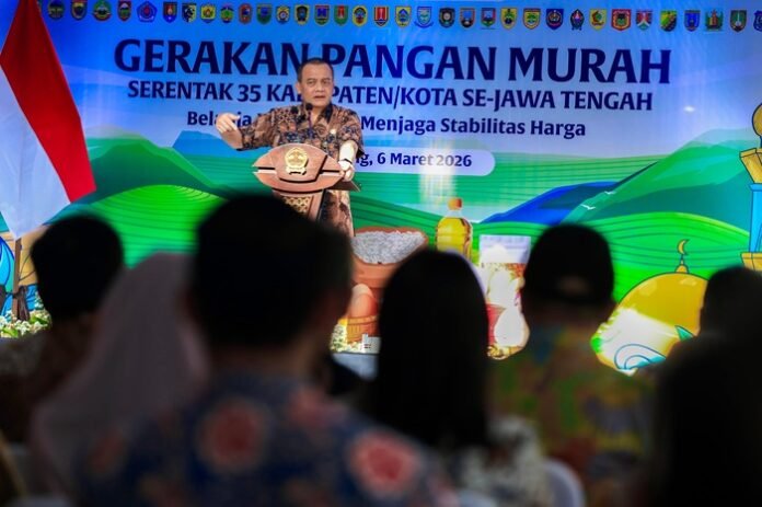 Gubernur Jateng Ahmad Luthfi ketika di Gerakan Pangan Murah di Kantor Kecamatan Semarang Barat, Semarang,