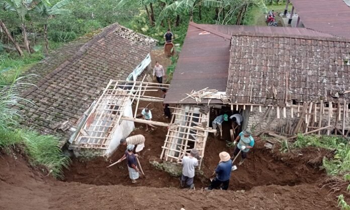 Polsek Ngargoyoso bersama warga gotong royong membersihkan rumah warga terdampak tanah longsor.