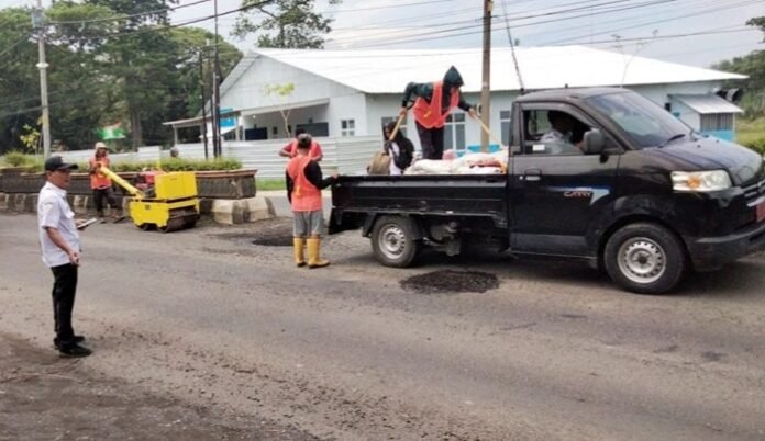 DPU TR Pemalang perbaiki jalan rusak