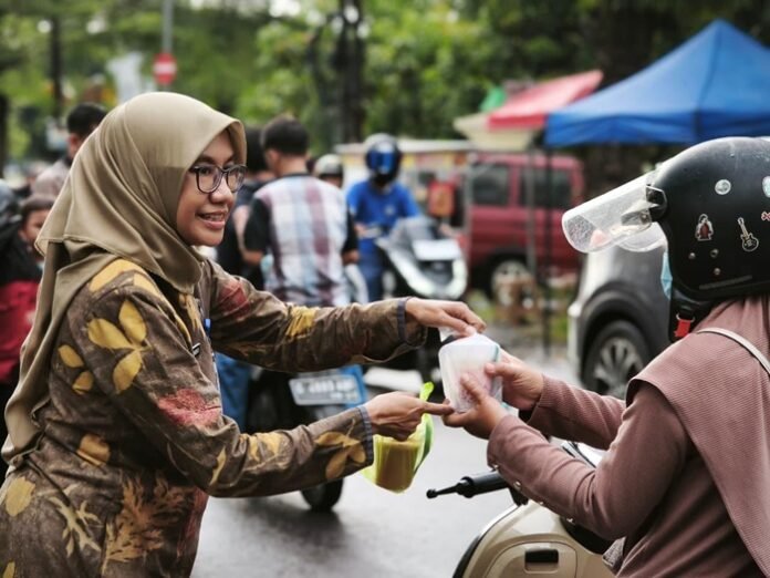 Pembagian takjil (Foto:ist)