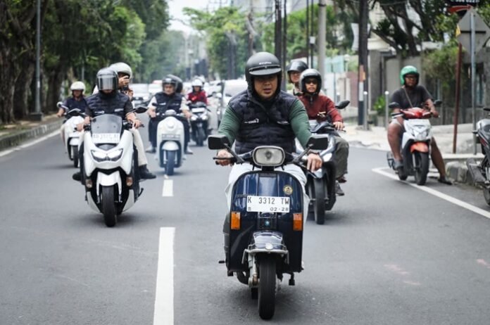 Wakil Gubernur Jateng Taj Yasin Maimoen ketika naik vespa